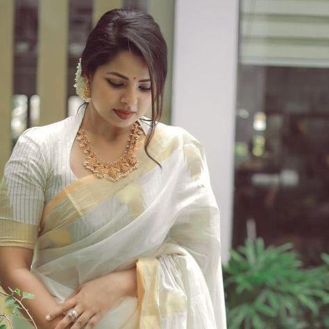 Blouse Models For Kerala Saree, Collar Neck Saree Blouse, Traditional Saree Styling, Blouse Design For Linen Saree, Onam Saree Blouse Ideas 2024, Onam Saree Blouse Ideas Latest 2024, Collared Blouses For Sarees, Formal Blouse Designs For Saree, Hand Styles For Dresses