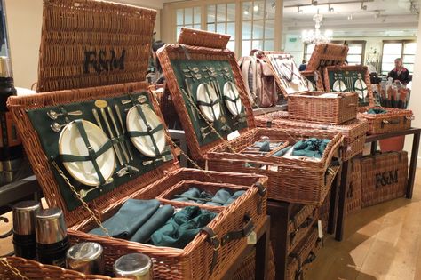 Fortnum And Mason Hamper Decor, Picnic Basket Ideas, British Picnic, Luxury Picnic Basket, Jane Austen Style, Perfect Picnic Basket, Picnic Fruit, Picnic Basket Set, Luxury Picnic