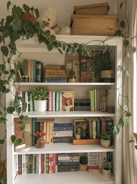 Cluttered Aesthetic, Bookshelf Aesthetic, Deco Room, Lots Of Books, Bookshelf Ideas, Bookshelf Inspiration, Dekorasi Kamar Tidur, Redecorate Bedroom, Cozy Room Decor