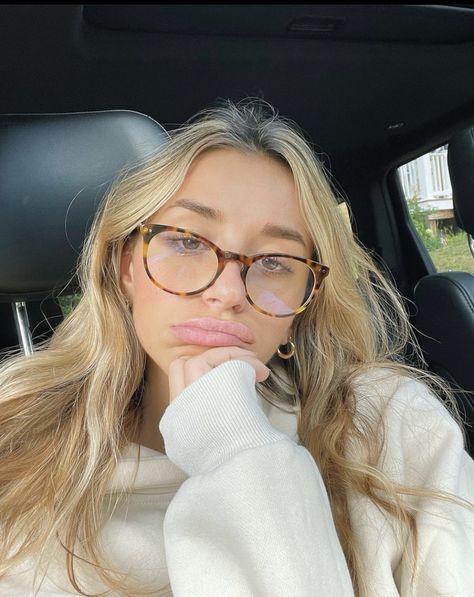 Blonde With Glasses, Glasses For Oval Faces, 2024 Hair Trends, Glasses For Round Faces, Cute Glasses Frames, Glasses Outfit, Glasses Frames Trendy, Glasses Inspiration, Chic Glasses