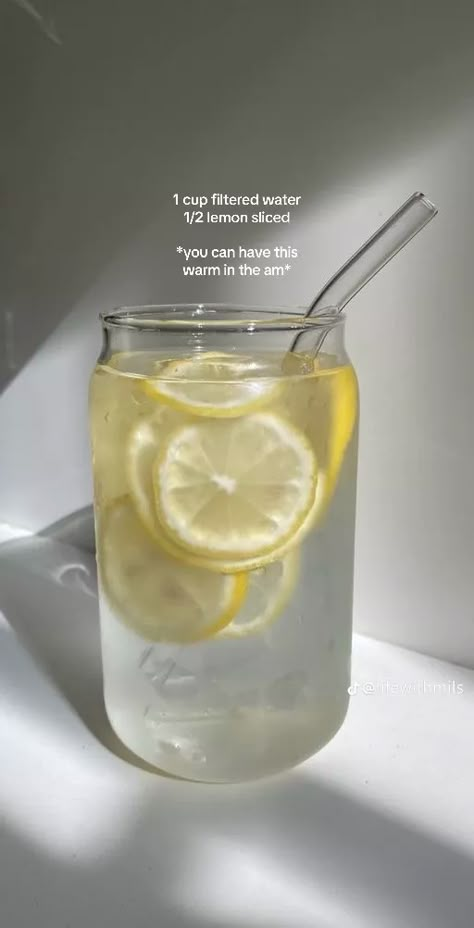 Water First Thing In The Morning, Lime Water Benefits, Fruit In Water, Water With Fruit, Fruit Water Recipes, Benefits Of Water, Clear Skin Diet, Aesthetic Water, Healthy Water Drinks