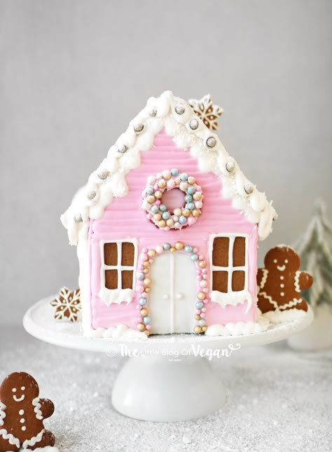 Gingerbread House Cake, Gingerbread House Inspo, Gingerbread House Icing, Gingerbread Contest, Gingerbread Competition, Homemade Gingerbread House, Christmas Gingerbread Houses, Cool Gingerbread Houses, Gingerbread House Parties