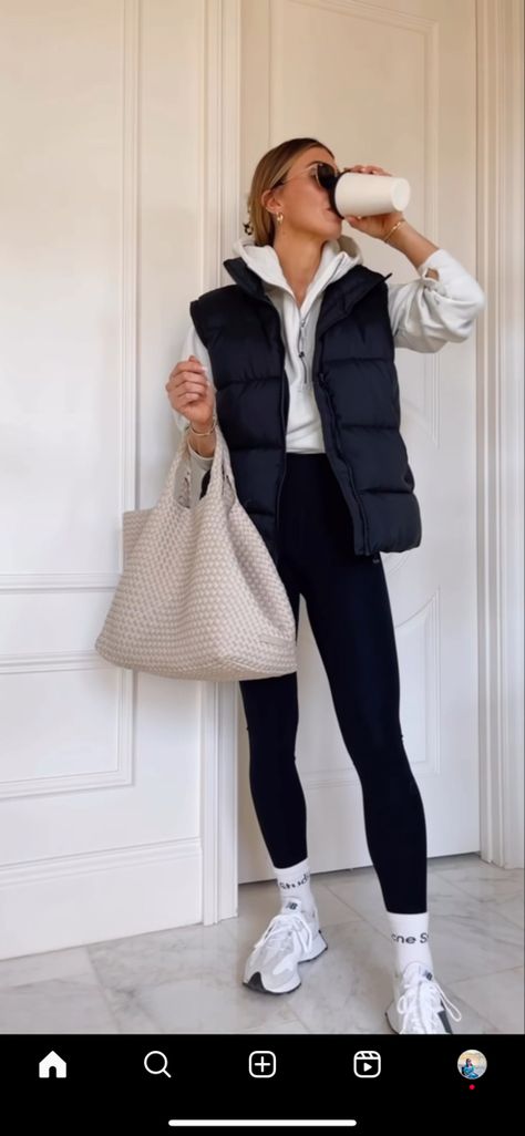 Outfit Ideas Winter 2023 Woman, Fall Fashion Athleisure, Fall Active Outfits, Athlesuire Outfit Aesthetic, Comfy Sleek Outfits, Nyc Athletic Style, Sunny Chilly Day Outfit, Ladies Sports Wear Outfits, Athleisure Outfits For Moms