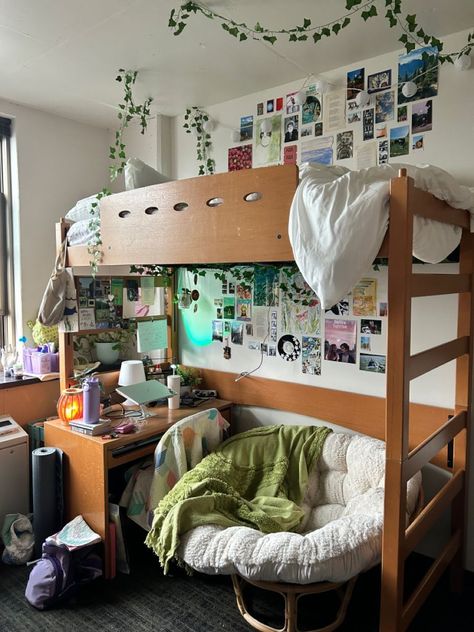 college dorm room ideas cozy  simple college dorm room ideas cozy  green college dorm room ideas cozy  dark grey college dorm room ideas cozy college dorm room decor ideas cozy ideas for creating a cozy reading nook in a college dorm room freshman college dorm room ideas cozy Bookish Dorm Room, Black And Green Dorm Room, Usf Dorm Room, Missouri State University Dorm, Nature Dorm Room, Dorm Set Up Layout, Artsy Dorm Room, Dorm Ideas Aesthetic, Green College Dorm