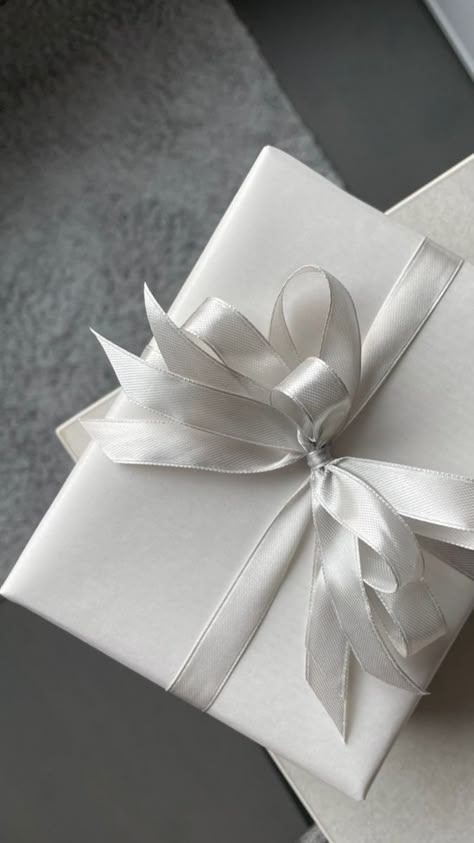 Silver Christmas Wrapping Ideas, Silver Wrapping Paper Ideas, Christmas Wrapping Paper Aesthetic, Luxury Christmas Wrapping Paper, Pretty Gift Wrapping, Christmas Present Wrap, Pretty Gift Wrapping Ideas, Elegant Gift Wrapping, Wrapping Inspiration