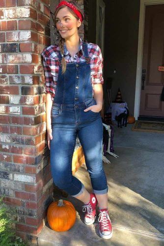 Fun Halloween Costume Ideas 2020 ★ Halloween Costumes With Overalls, Costumes With Overalls, Halloween Costumes Scarecrow, Most Creative Halloween Costumes, Meme Costume, Halloween Mode, Scarecrow Halloween, Popular Halloween Costumes, Scarecrow Costume