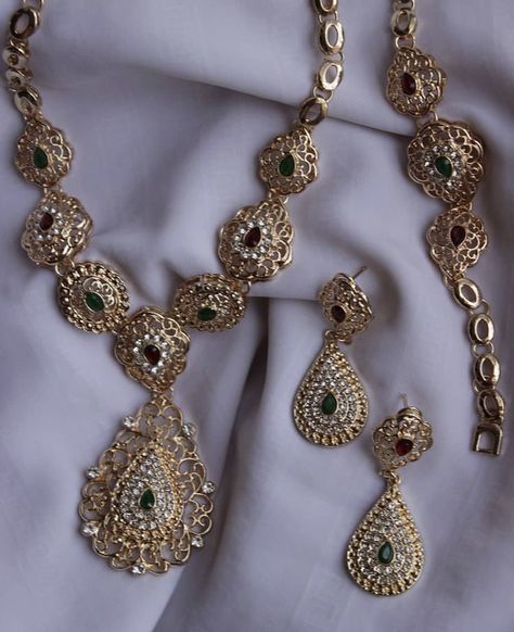 Moroccan Jewelry Traditional, Moroccan Gold Jewelry, Morrocan Aesthetic, Moroccan Accessories, Algerian Jewelry, Morrocan Fashion, Moroccan Jewelry, Moroccan Fashion, Moroccan Caftan