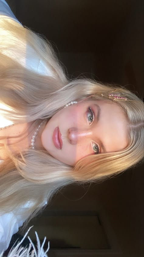 Pretty girl sunset golden hour aesthetic coquette old money style makeup natural glow Ethereal Romantic Makeup, Coquette Old Money, Hoco 2024, Golden Hour Aesthetic, Feminine Makeup, Pale Makeup, Preppy Makeup, Romantic Makeup, Light Makeup Looks