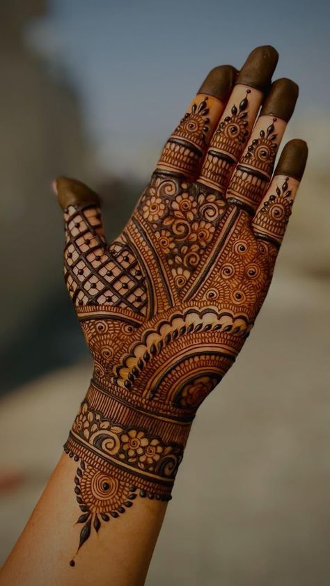 Henna Crown, Crown Tattoos For Women, Elegant Henna, Crown Tattoos, Traditional Mehndi Designs, Beautiful Simple Mehndi Design, Front Mehndi Design, Palm Mehndi Design, Simple Mehendi Designs