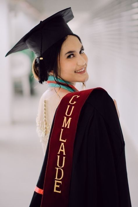 Graduation Photo Studio Ideas, Graduate Pose Ideas, Photo Graduation Ideas, Photoshoot Graduation Ideas, Pose Wisuda Outdoor, Graduation Photography Studio, Graduation Ideas Photoshoot, Graduation Photo Studio, Cute Graduation Nails