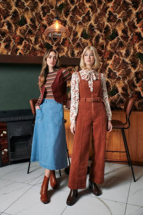 Fashion Inspo Outfits College, Mid Century Modern Clothing Style, Casual University Outfits, 1960s Fashion Plus Size, Womens Midi Skirt Outfit, Late Nineties Fashion, Vintage Cool Outfits, Layer Style Fashion, Eclectic Colorful Outfits