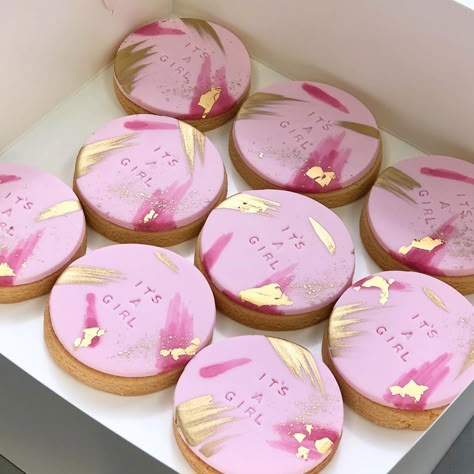 Fondant Icing Cookies, Fondant Covered Cookies, Pink Decorated Cookies, Fondant On Cookies, Baby Cookies Decorated, Fondant Cookies Ideas, Fondant Biscuits, Fondant Sugar Cookies, Cookies With Fondant