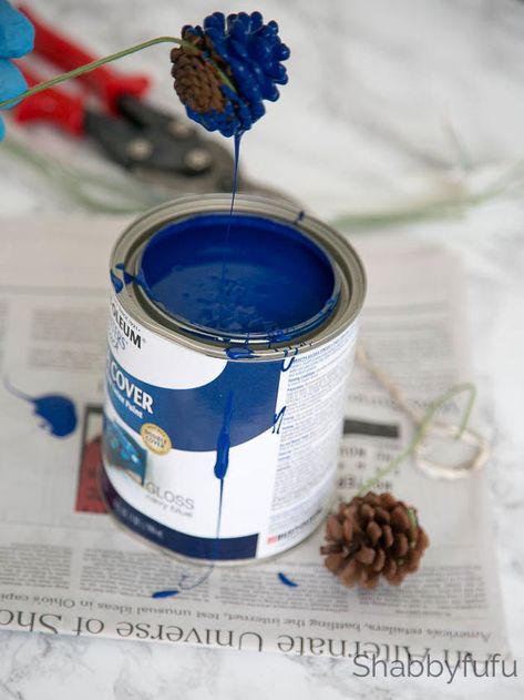 Pinecones For Christmas, Painting Pinecones, Paint Pinecones, Pinecone Painting, Pinecones Crafts, Pine Cone Projects, Pinecone Projects, Pine Cone Ideas, Pine Cone Wreaths