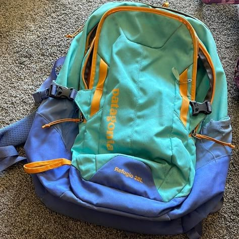 vintage patagonia refugio 28L backpack Patagonia Backpack School, Granola Girl Backpack, Granola Backpack, Patagonia Bag, One Bag Travel, Patagonia Backpack, Patagonia Bags, Patagonia Style, Tech Bag