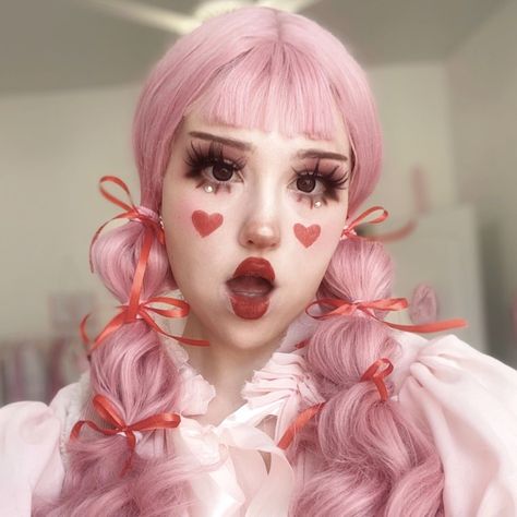 Valentine’s Day Clown Makeup, Pink Clown Makeup Easy, Oc Dynamics Platonic, Halloween Pink Hair Costume, Egirl Clown Makeup, Cute Pink Clown Makeup, Clown Looks Makeup, Kawaii Clown Makeup, Pink Clown Aesthetic