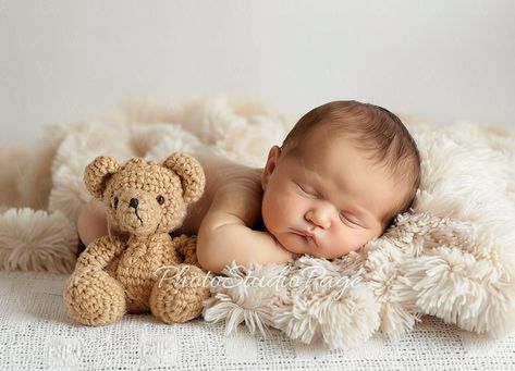 Newborn Picture Ideas Boy, Newborn Photo Idea, Three Month Baby Photoshoot, Newborn Photography Inspiration, New Baby Photoshoot Ideas, Diy At Home Newborn Photoshoot, Country Newborn Pictures, Newborn Boy Photoshoot Ideas, Diy Newborn Pictures At Home Boy