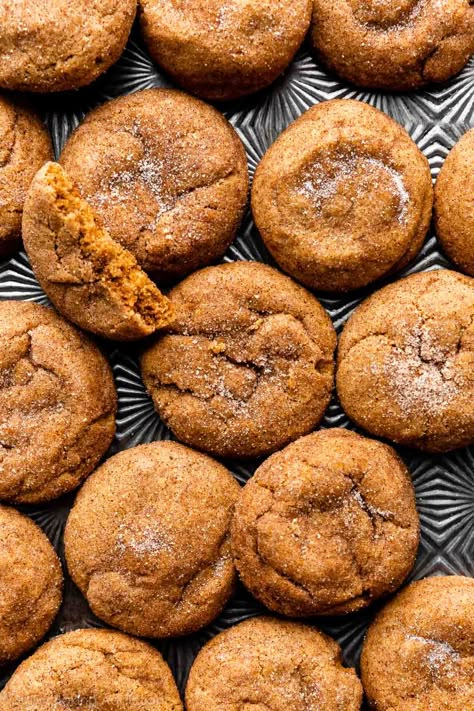 Combining the spice flavors of pumpkin pie and the softness and cinnamon sugar coating of snickerdoodles, these pumpkin snickerdoodles are the ultimate mash-up of two classic desserts. Spiced and flavor, soft and chewy, they're a hit every fall season. Recipe on sallysbakingaddiction.com Pumpkin Spice Cookie Recipe, Snickerdoodles Recipe, Spice Sugar Cookies, Fall Cookie Recipes, Pumpkin Snickerdoodles, Pumpkin Cookie Recipe, Snickerdoodle Recipe, Cinnamon Honey, Pumpkin Spice Cookies