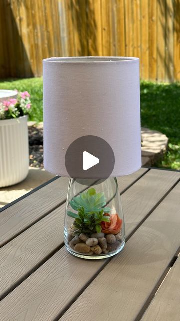 Creative Table Lamp, Diy Outdoor Lamp, Patio Table Decorating Ideas, Diy Table Lamps, Diy Table Lamp Ideas, Action Hacks, Glass Jar Lamps, Diy Solar Lanterns, Table Lamp Ideas