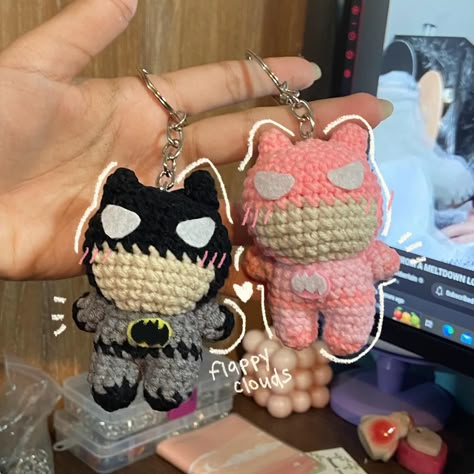 Chibi couple batman keyrings Its such a cute piece I loved making this one. The pair looks so good together. A pink batman is pretty unrealistic though. DM to know prices! #handmade #crochet #smallbusiness Crochet Couple, Couple Crochet, Pink Batman, Altoid Wallet, Batman Keychain, Crochet Batman, Cute Batman, Chibi Couple, Couples Keychains