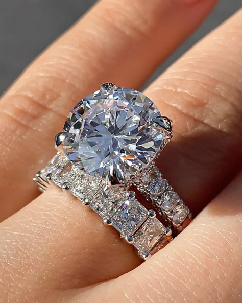 Justins Jewelers on Instagram: “This breathtaking 6 Carat Round Diamond Engagement Ring styled with a radiant or oval band?! COMMENT YOUR CHOICE BELOW ⬇️ 🤩🤤” Engagement Rings 7 Carat, Big Engagement Rings Expensive Unique, Engagement Ring 6 Carat, 6 Carat Engagement Ring, 50 Carat Diamond Ring, Huge Wedding Rings, Large Diamond Engagement Rings, Wedding Rings Emerald, Engagement Ring Big