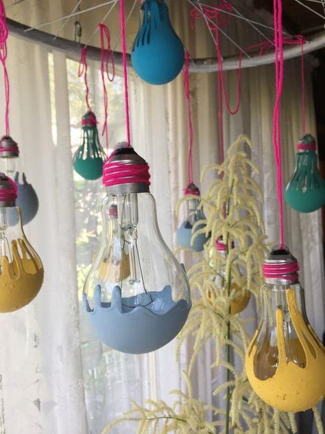 17 Creative Recycled Light Bulb Ideas For Your Next Home Decorating Projects Painted Light Bulbs Aesthetic, Bulb Decoration Ideas Painting, Bulb Painting Ideas Aesthetic, Light Bulb Painting Ideas, Wall Frame Ideas, Light Bulb Ideas, Bulb Ideas, Bulb Art, Light Bulb Art