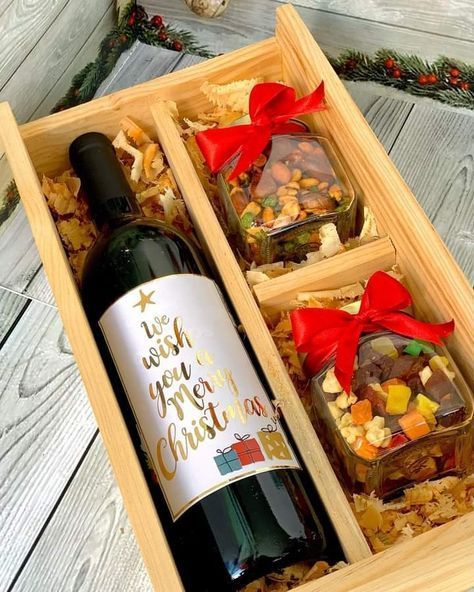 Wine Gift Box Ideas Christmas, Wine Present Ideas, Wine Gift Basket Ideas, Diy Wine Gift Baskets, Wine Gift Box Ideas, Wine Gift Basket, Diy Tips And Tricks, Christmas Treats Boxes, Fruit Basket Gift