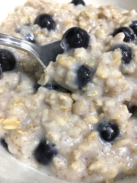 Honey Blueberry Oatmeal Porridge For Breakfast Oatmeal With Honey, Blueberry Oatmeal Recipes, Oatmeal With Almond Milk, Yummy Breakfast Smoothies, Gerd Recipes, Oats Recipes Breakfast, Oatmeal Porridge, Breakfast Oatmeal Recipes, Strawberry Oatmeal