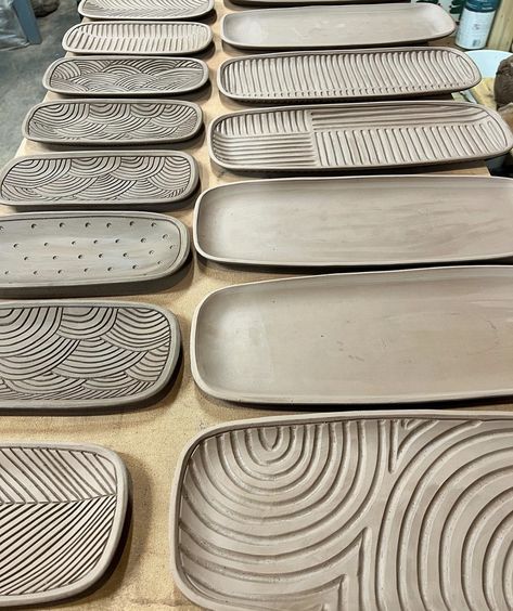 Pottery Imprint Ideas, Ceramic Platters Ideas Design, Clay Handbuilding, Slab Ceramics, Handmade Tableware, Ceramic Platter, Beginner Pottery, Pottery Platter, Ceramic Texture