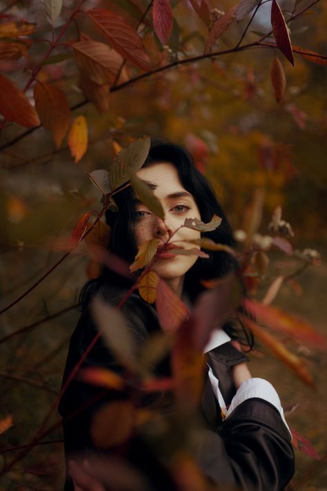 Beauty Of Life Photography, Good Portrait Photography, Autumn Fall Photoshoot, Autumn Photography Idea, Photoshoot Idea For Women, Photography Fall Ideas, Fall Photoshoot Creative, Trail Photoshoot Ideas, Autumn Pictures Aesthetic