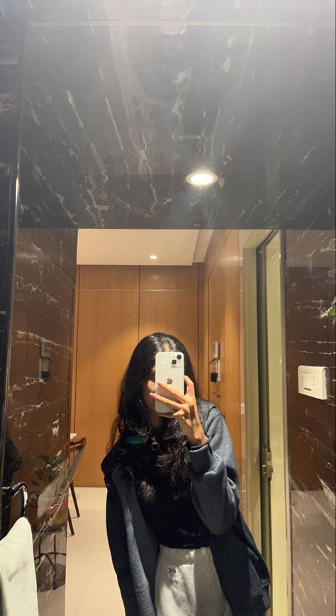 Girls Mirror Snaps No Face, Mirror Selfie Aesthetic No Face, Mirror Pics No Face, Cute Couple Shirts, Ideal Girl, Bff Hands Aesthetic, Self Portrait Poses, Cute Instagram Pictures, Best Pose For Photoshoot