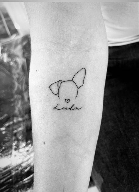 18 Minimalist Dog Tattoo Ideas: A Perfect Blend of Art and Adoration Tatoo Dog, Small Dog Tattoos, Dog Tattoo Ideas, Basic Tattoos, Dog Memorial Tattoos, Pawprint Tattoo, Small Pretty Tattoos, Tasteful Tattoos, Petite Tattoos