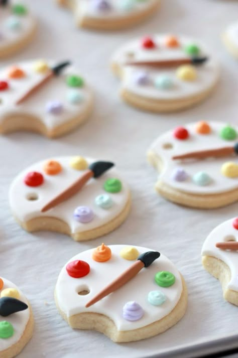 Cool Cookie Decorating Ideas - Covering Cookies with Fondant & Art Palette Decorated Cookie - Easy Ways To Decorate Cute, Adorable Cookies - Quick Recipes and Simple Decorating Tips With Icing, Candy, Chocolate, Buttercream Frosting and Fruit - Best Party Trays and Cookie Arrangements http://diyjoy.com/cookie-decorating-ideas Cookies With Fondant, Fondant Art, Decorated Cookies Tutorial, Art Palette, Cookie Tutorials, Fondant Cookies, Sugar Cookie Designs, Cute Baking, Fancy Cookies