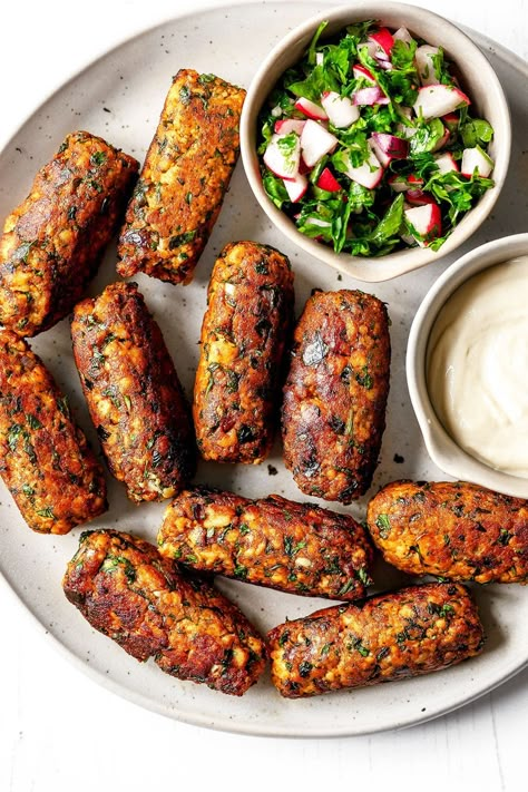 Tofu Kebab, Arabisk Mad, Tofu Recipes, Kebabs, Middle Eastern Recipes, Tempeh, Vegetarian Meals, Vegan Dinner Recipes, Vegetarian Food