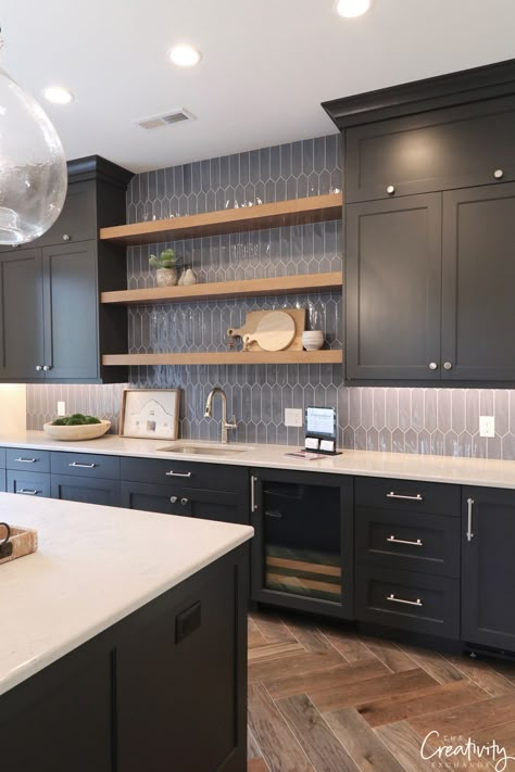 Kitchen With Black Cabinets, Kitchen Diy Ideas, Model Dapur, Серая Кухня, Kabinet Dapur, Black Kitchen Cabinets, Gray Cabinets, New Kitchen Cabinets, 아파트 인테리어