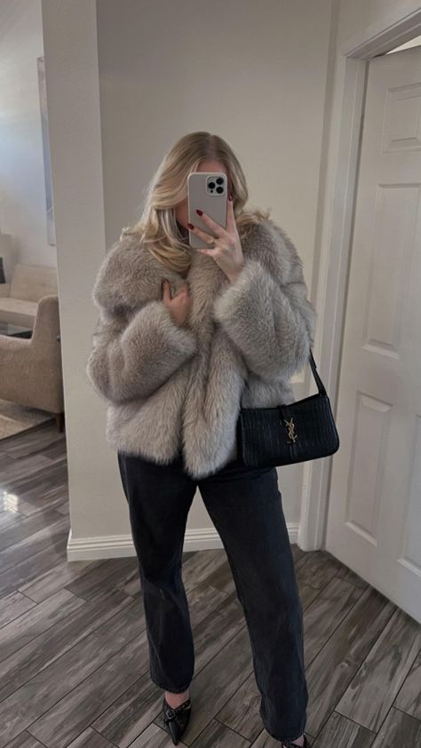 & it’s perfection @zara 🫶🏻… | Instagram Womens Fur Coat Outfit, Estetic Outfits, Zara Fur Coat Outfit, It Girl Winter Outfit, Winter Outfits Fur Coat, Outfits With Fur Coat, Zara Fur Coat, Must Haves For Women, Women’s Coats