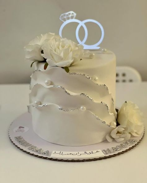 White Cake Engagement, White Cake Wedding Elegant, Weddings Cakes Elegant, Aesthetic Engagement Cake, Cake Ideas For Engagement, Heart Shape Wedding Cakes, Nikah Cake Ideas, Cakes For Engagement Couple, Engagement Cake Designs Classy