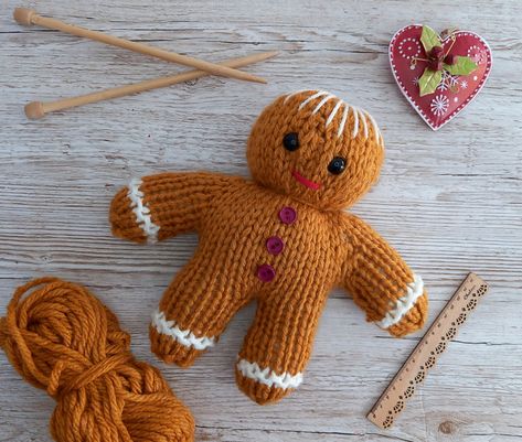 Knitted Gingerbread man- one easy pattern, many sizes.. Adult Christmas Crafts, Gingerbread Man Free, Christmas Toy Knitting Patterns, Knitted Ornaments, Christmas Knitting Projects, Knitted Christmas Decorations, Comfort Dolls, Teddy Bear Patterns Free, Christmas Knitting Patterns Free