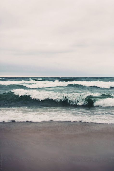 Beautiful Sea Pictures, 4k Wallpaper Iphone Lock Screen, Sea Waves Aesthetic, Sea Waves Photography, Beach Waves Photography, Sea Waves Wallpaper, Vintage Lockscreen Aesthetic, Waves Pictures, Ocean Waves Aesthetic