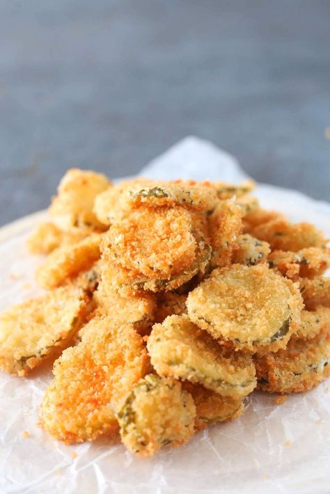 Easy Fried Pickles Recipe, Fried Dill Pickles Recipe, Crispy Fried Pickles, Xmas Dinner Ideas, Easy Fried Pickles, Dominos Game, Deep Fried Pickles, Fried Pickles Recipe, Easy Pickling Recipes