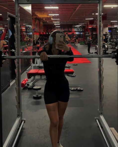 Slim Healthy Bodies, Slim Fit Aesthetic, Girl Weight Lifting Aesthetic, Gym Core Aesthetic, Romanticizing Gym, Gym Rat Aesthetic Women, Healthy Gym Girl, Gym Rat Girl Aesthetic, Leg Day Aesthetic