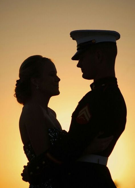 Love this photo Military Couple Pictures, Military Couple Photography, Navy Couple, Military Engagement Photos, Army Wedding, Marines Girlfriend, Marine Wedding, Marine Love, Military Photography