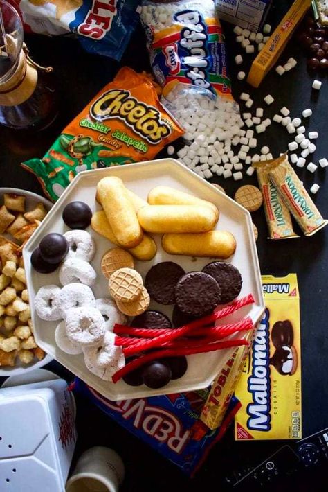 The ULTIMATE Gilmore Girls Movie Night - KendellKreations Gilmore Girls Food Ideas, Gilmore Girls Themed Birthday Party, Gilmore Girls Party Food, Gilmore Girls Movie Night, Gilmore Party Ideas, Gilmore Girls Food, Gilmore Girls Movie, Girls Movie Night, Gilmore Girls Party