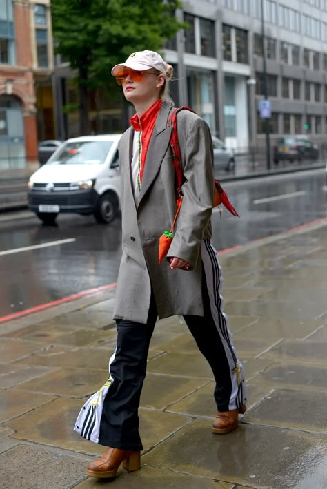 Adidas Pants Outfit, Menswear Street Style, Calvin Klein Boots, Paris Vogue, Menswear Trends, Women's Street Style, Street Snap, Burberry Jacket, Spring Street Style