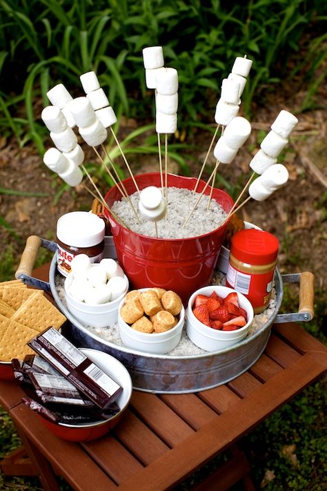 Image from Martie Knows Parties Smores Bar, Bonfire Party, Food Bars, Reception Food, S'mores Bar, בר מצווה, S'mores, Snacks Für Party, Fire Pits