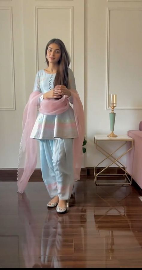 Trendy Outfits Indian, Simple Frocks, Stylish Short Dresses, Casual Indian Fashion, Desi Fashion Casual, Pakistani Dresses Casual, Salwar Kamiz, Indian Dresses Traditional, Trendy Dress Outfits