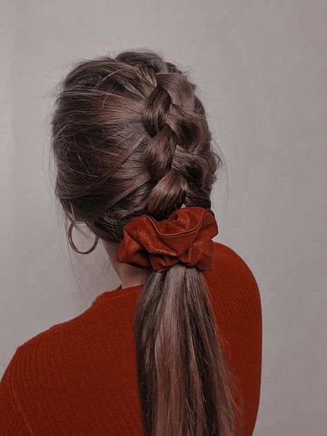 Scrunchie Ponytail High, Ponytail Scrunchie, Scrunchie Styles, Ponytail Hairstyles Easy, Peinados Fáciles Para Cabello Corto, Hair Tutorials Easy, Work Hairstyles, Hair Up Styles, Hair Stylist Life