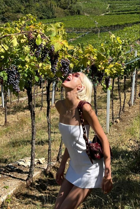 Napa Vineyard Outfit, Wine Tour Pictures, Winetasting Outfits Spring, Temecula Outfit Wine Tasting, Sonoma California Outfits, Napa Valley Aesthetic, Napa Wine Tasting Outfit, Winery Outfits Summer Wine Tasting, Outfits For Cabo