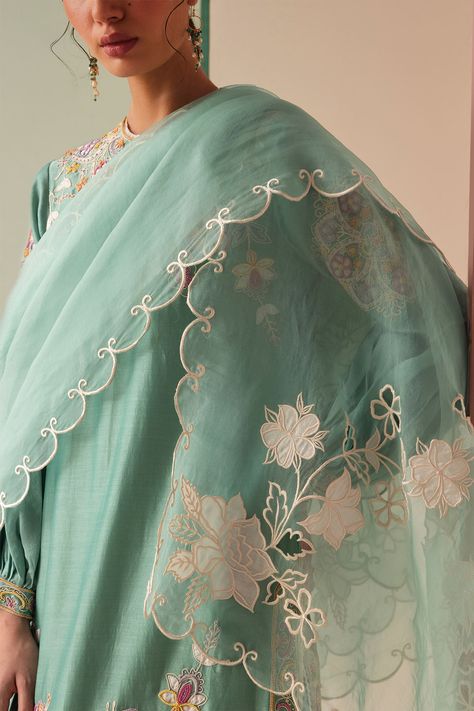 Buy Green Silk Organza Cut Work Floral Mughal Bloom Applique And Dupatta For Women by Chandrima Online at Aza Fashions. Duppattas Designs Ideas, Flower Machine Embroidery Designs, Lace Dress Design, Hand Beaded Embroidery, Cutwork Embroidery, Beautiful Dress Designs, Embroidery Suits Design, Boutique Dress Designs, Handwork Embroidery Design