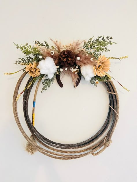 Spring Lariat Wreath, Handmade Western Decor, Horse Rope Wreath, Laso Rope Wreath, Cowboy Rope Wreath, How To Make A Rope Wreath, Rope Wreaths Western, Roping Rope Wreath, Lasso Rope Wreath