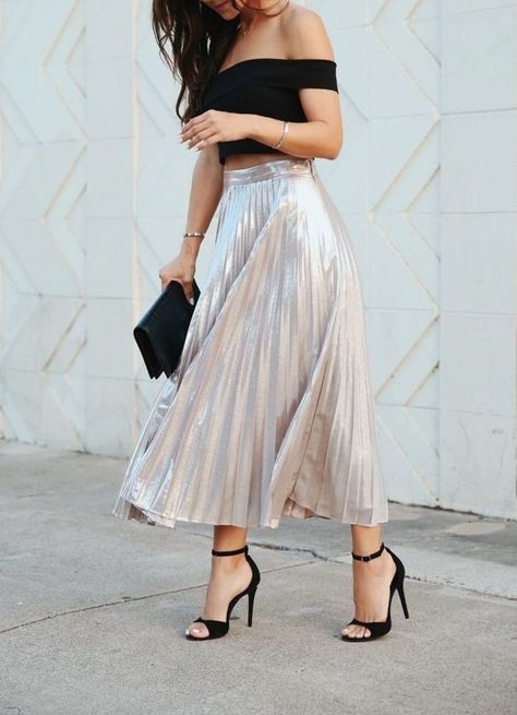 Formas fresitas de usar una falda midi tableada Metallic Midi Skirt, Chique Outfit, Metallic Pleated Skirt, Trendy Skirts, Metallic Skirt, Vintage Bag, Looks Chic, Girly Outfits, Ladies Dress Design